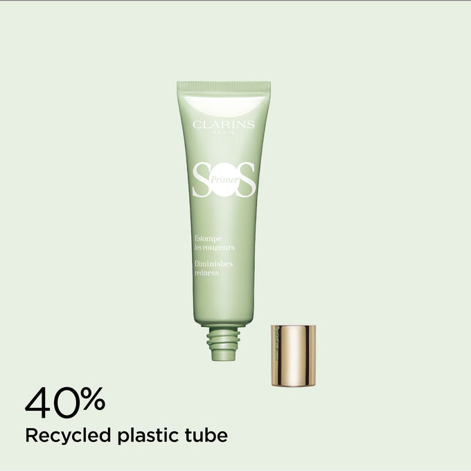 Packshot of SOS Primer Green by Clarins with text emphasising its packaging is made of 40% recycled plastic.