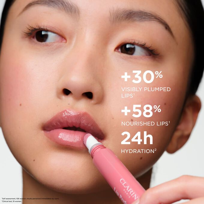 Woman applying Plumping Lip Perfector, highlighting  plumped lips and nourished lips effect, and 24h hydration benefits.