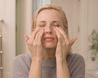 How to apply an eye contour treatment?