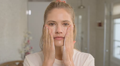 What is the difference between a blackhead and acne