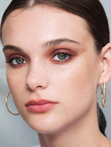 Model with soft smokey eyes Model with soft smokey eyes