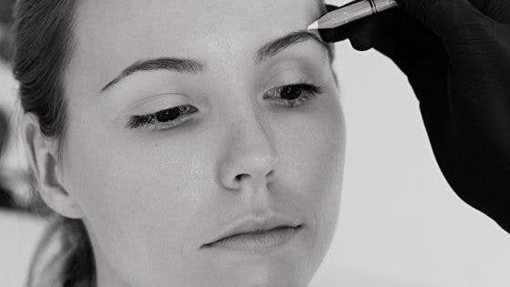 How To: Thin ’90s Brows, Without Over-Plucking A Hair How To: Thin ’90s Brows, Without Over-Plucking A Hair