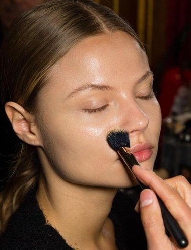 Model with thin eyebrows Model with thin eyebrows